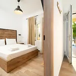Villa Lemon Leaf