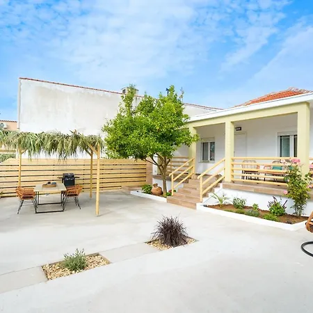 Villa Lemon Leaf